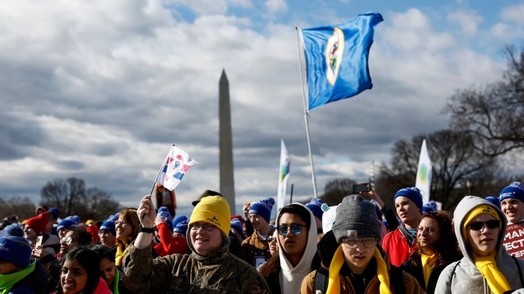Pourquoi 100 000 pro-vie continuent de défiler à Washington