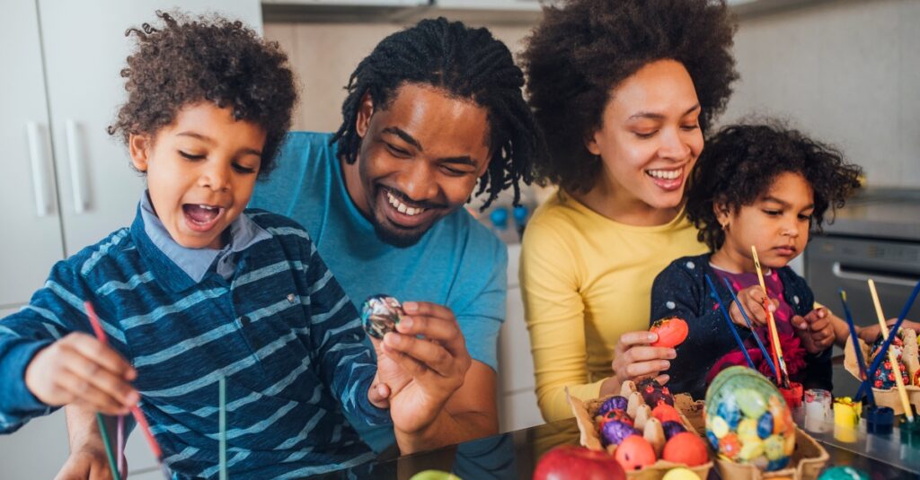 5 façons dont les parents peuvent donner une touche chrétienne aux traditions laïques de Pâques