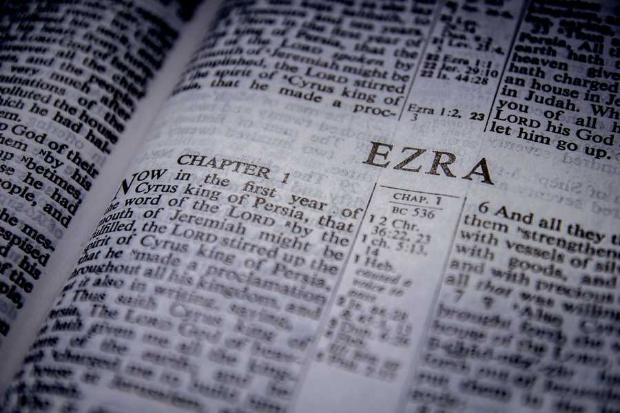 Que contribue le livre d'Ezra à la Bible?