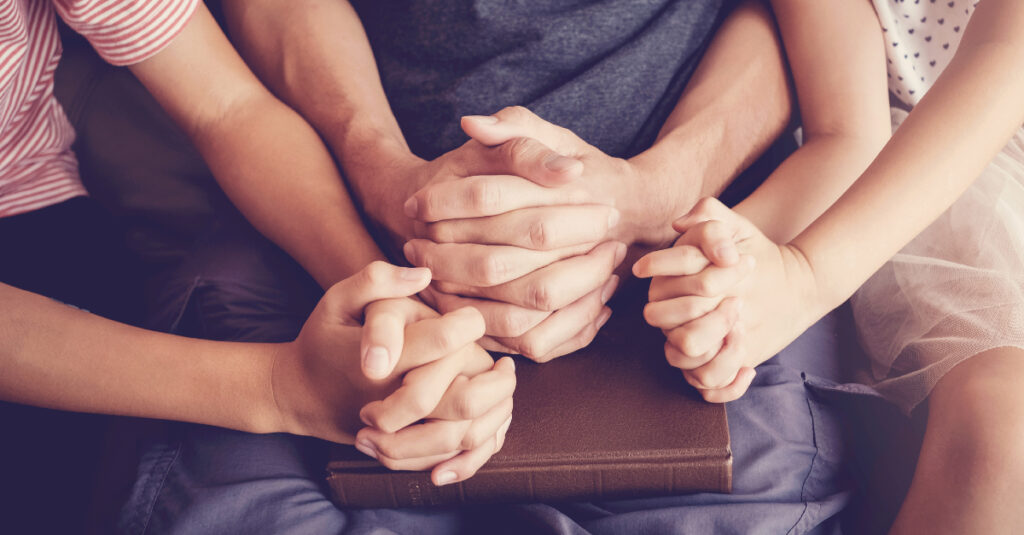 6 raisons que vous devriez prier ensemble en famille