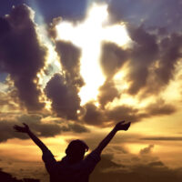 7 façons puissantes de laisser votre anxiété à la croix à Pâques