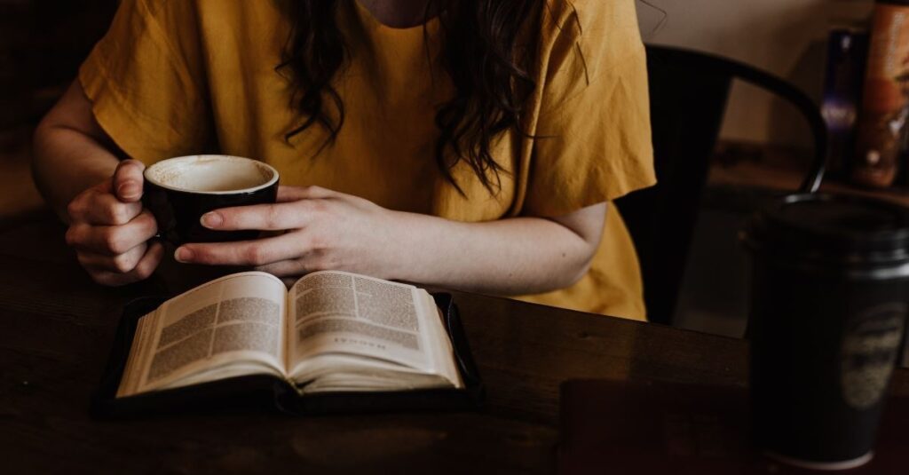 5 psaumes à lire le matin: pour vous aider à commencer votre journée avec la paix et la force de Dieu