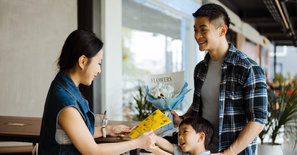 3 façons dont les maris peuvent faire en sorte que leurs femmes se sentent spéciales pour la fête des mères