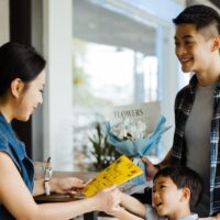 3 façons dont les maris peuvent faire en sorte que leurs femmes se sentent spéciales pour la fête des mères