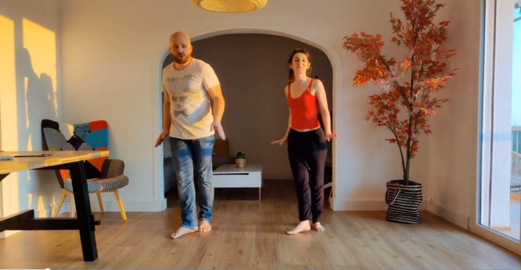 Un couple danse une adorable routine sur "Est-ce que tu m'aimes" des contours - Vidéos inspirantes