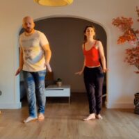 Un couple danse une adorable routine sur « Est-ce que tu m&rsquo;aimes » des contours – Vidéos inspirantes