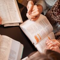 10 puissantes prières de clôture pour les groupes d’étude biblique